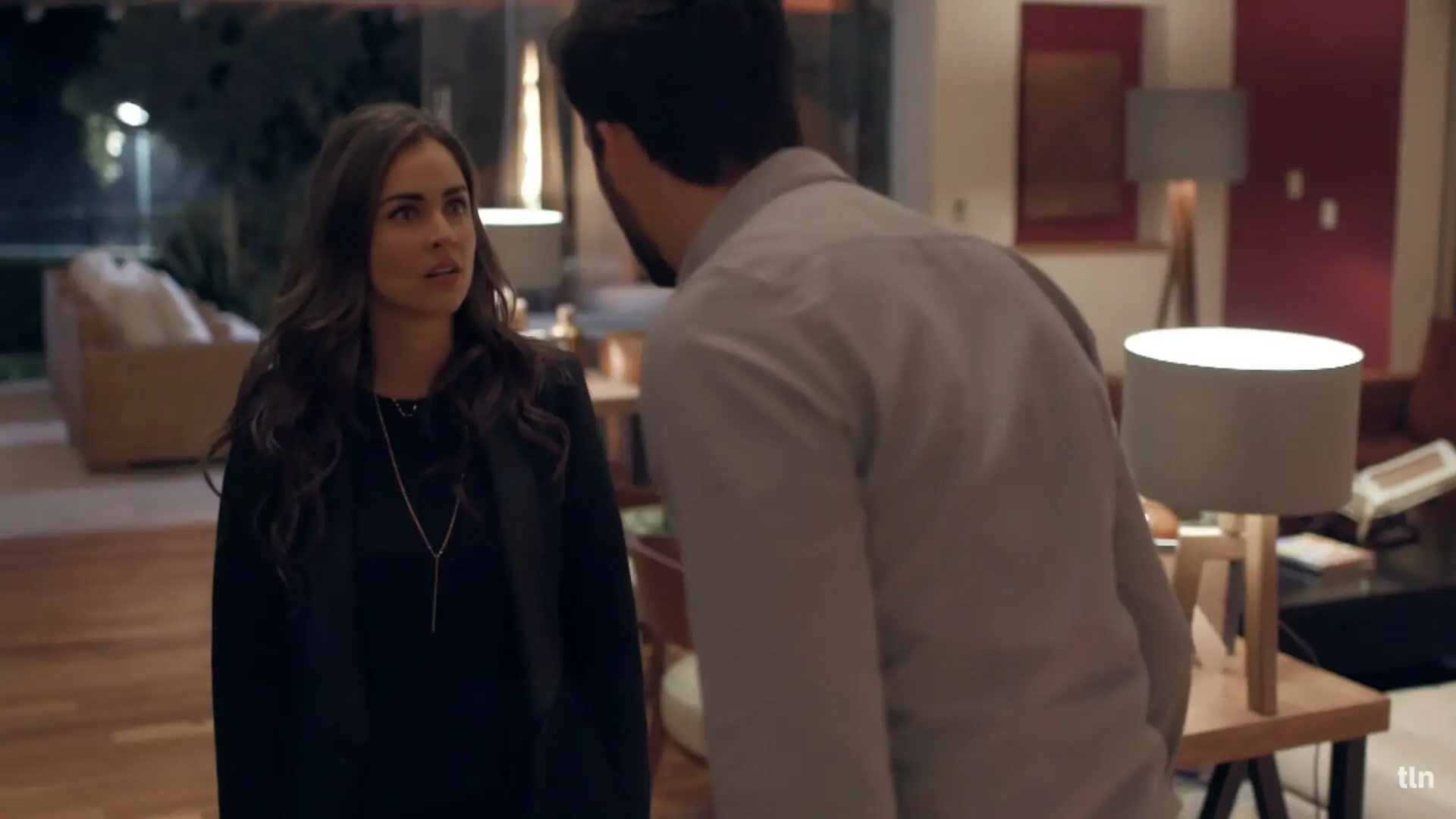 Eva (Claudia Martín) e Guilherme (Gonzalo Peña) em Amar a Morte