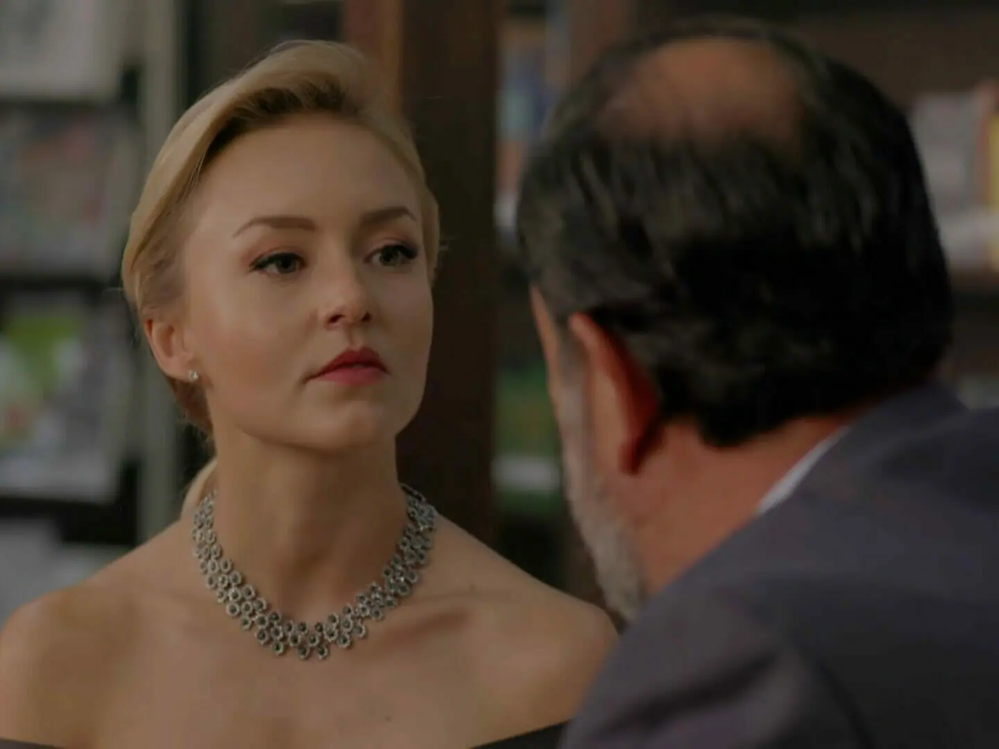 Lúcia (Angelique Boyer) e Servando Armenta (Luis Gerardo León) em Amar a Morte