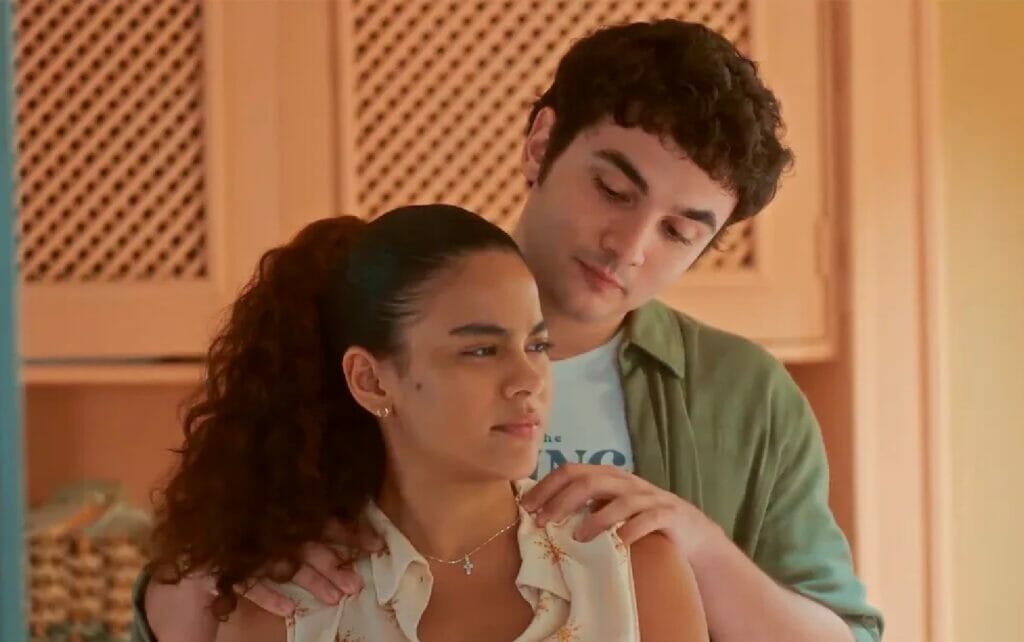 Jenifer (Bella Campos) e Tatá (Caio Manhente) em Vai na Fé