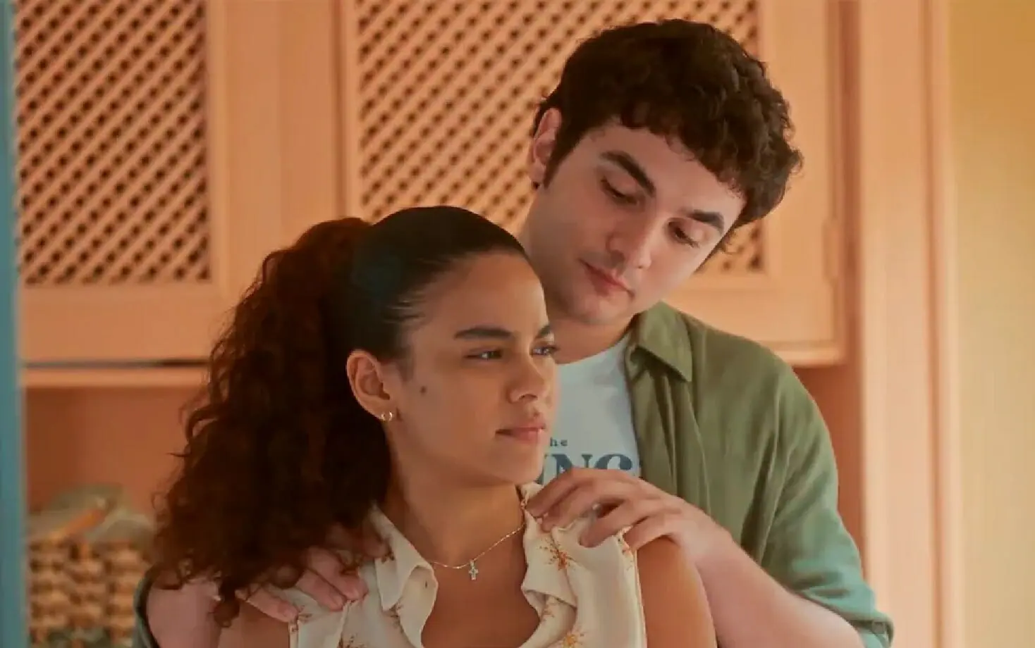 Jenifer (Bella Campos) e Tatá (Caio Manhente) em Vai na Fé