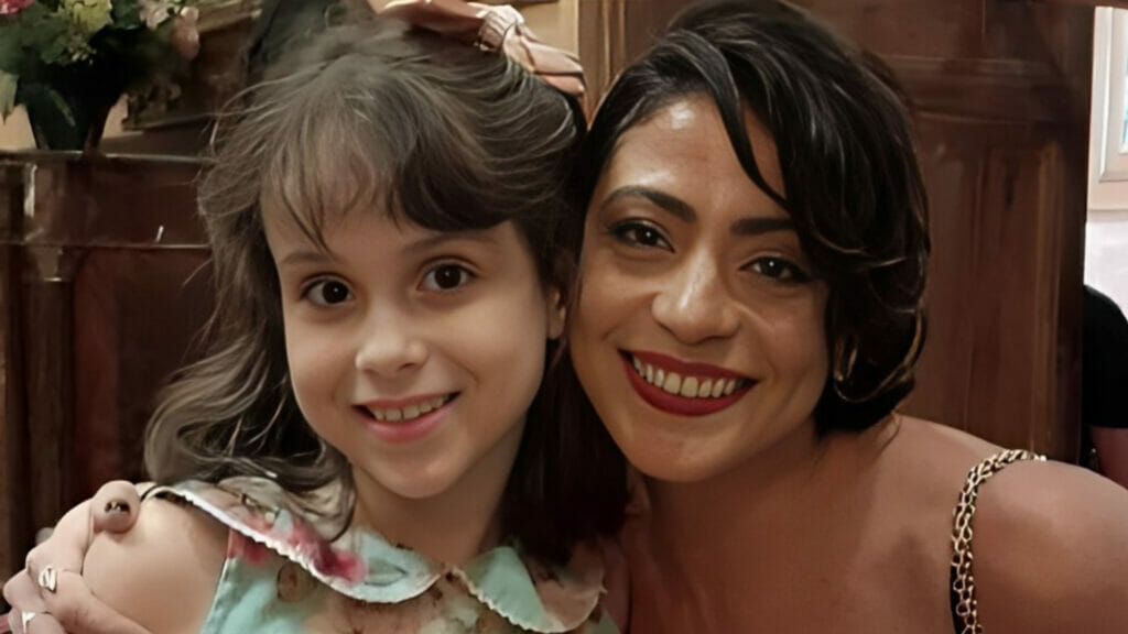 Darlene (Carol Castro) e sua filha em Amor Perfeito