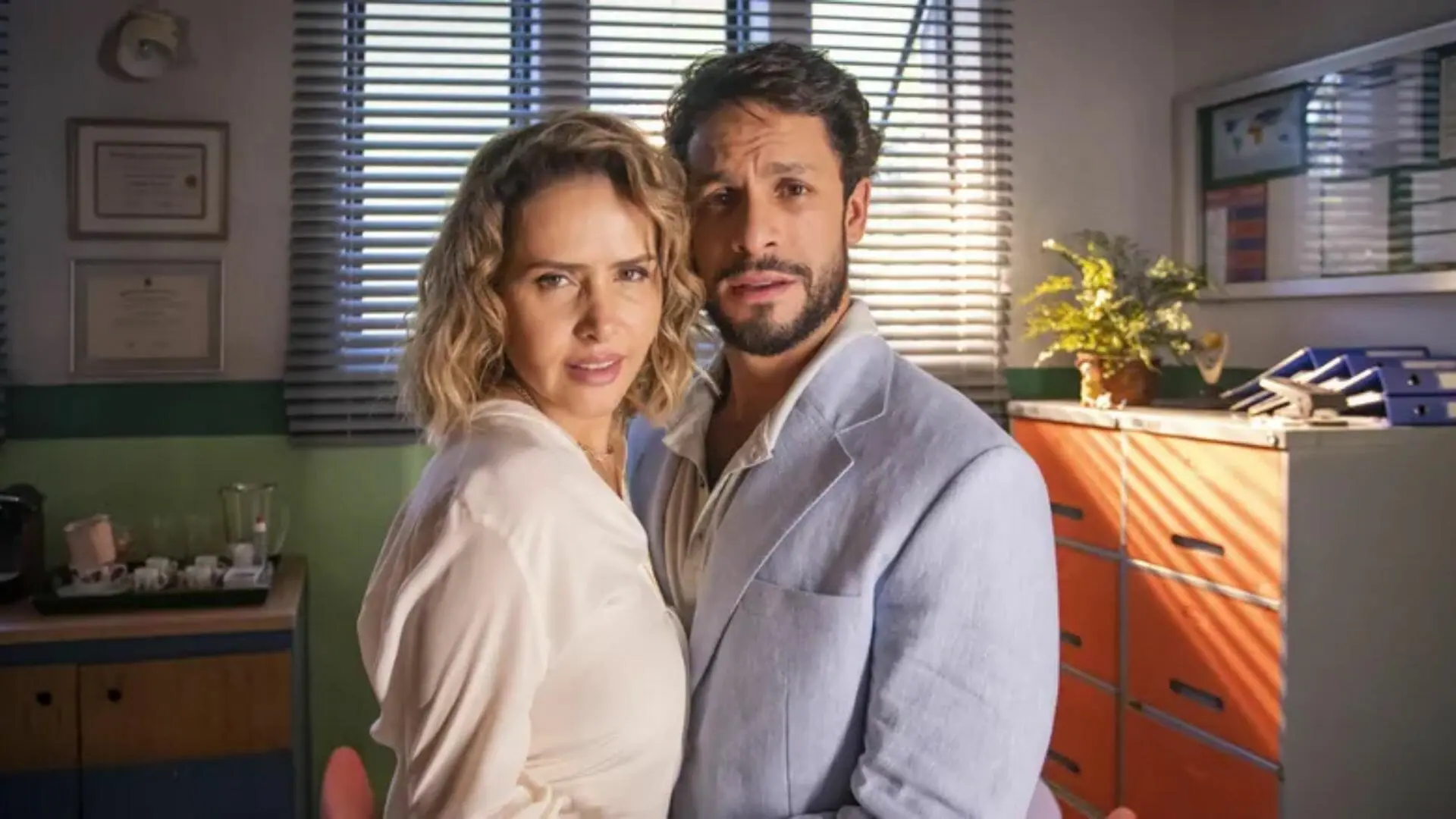 Gladys (Leona Cavalli) e Luigi (Rainer Cadete) em Terra e Paixão