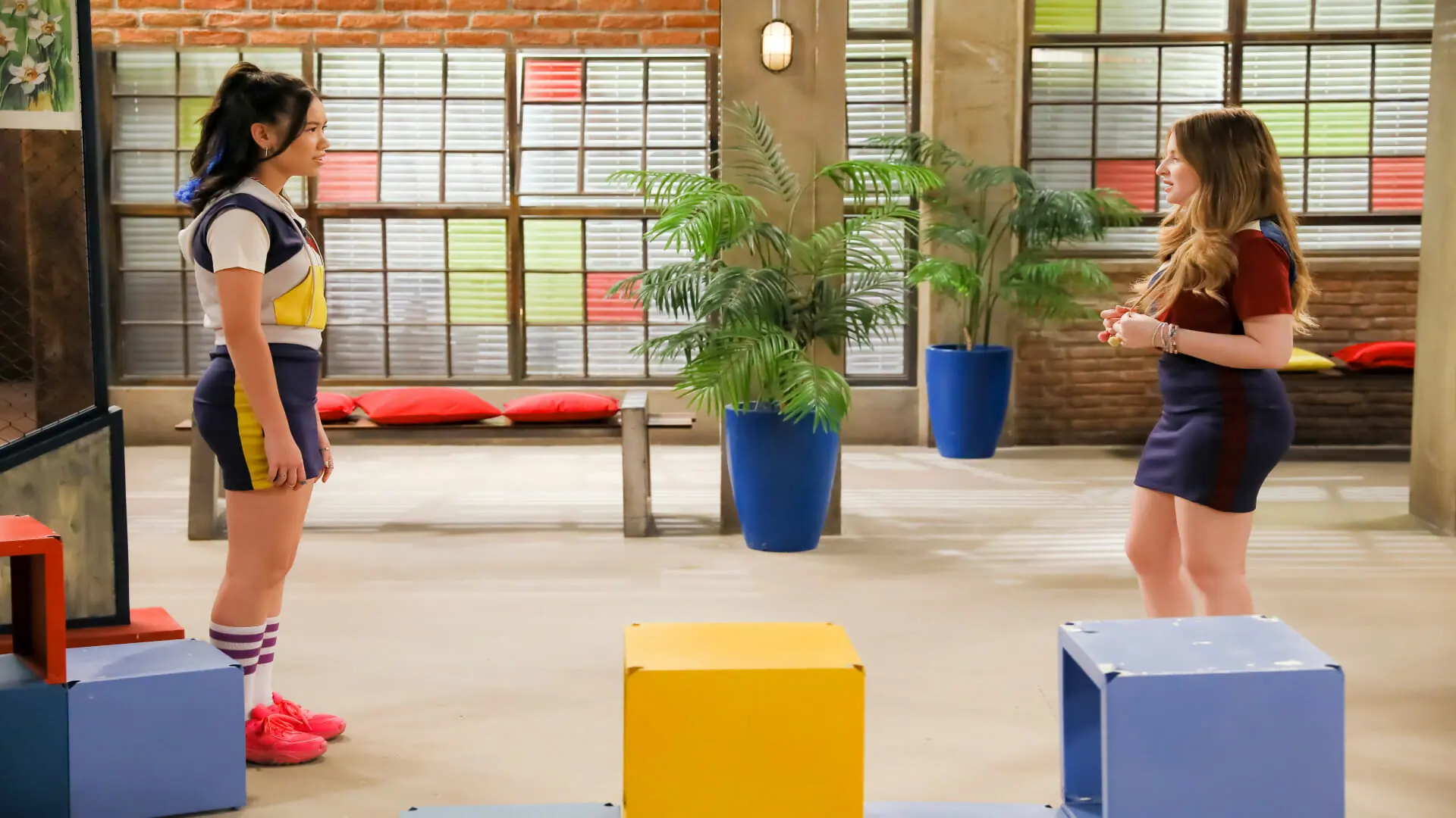 Song (Bella Chiang) e Poliana (Sophia Valverde) em Poliana Moça