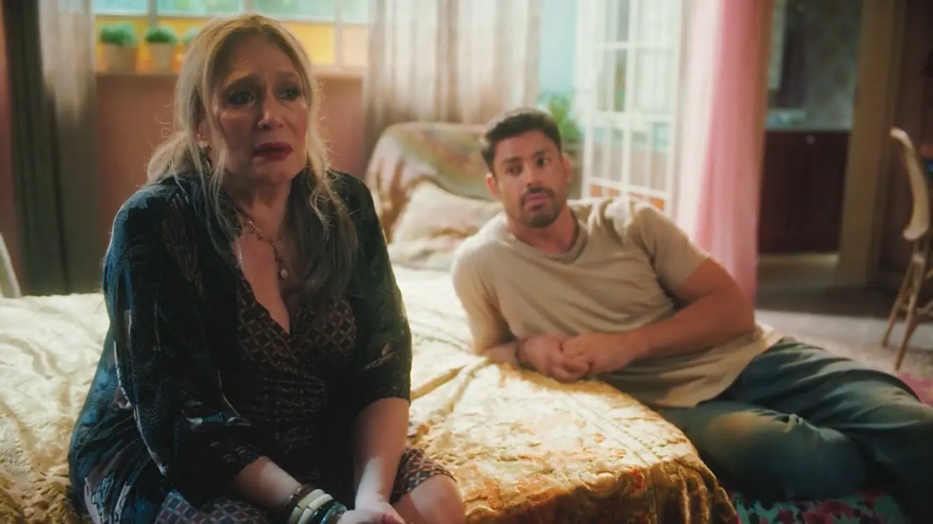 Cândida (Susana Vieira) e Caio (Cauã Reymond) em cena de Terra e Paixão (Reprodução: Globo)