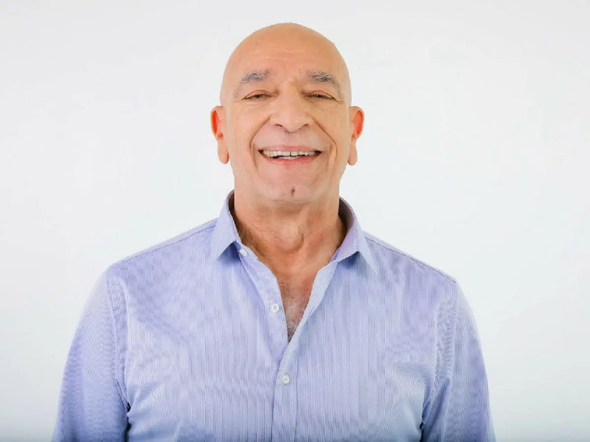 Hélio (Luiz Guilherme) em A Infância de Romeu e Julieta