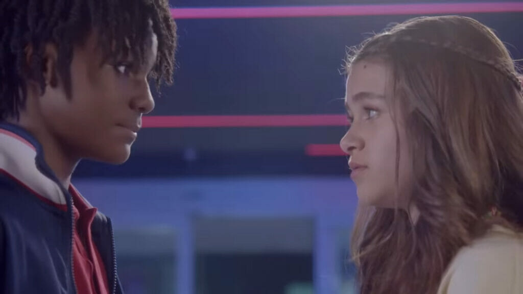 Romeu (Miguel Ângelo) e Julieta (Vittória Seixas) em A Infância de Romeu e Julieta