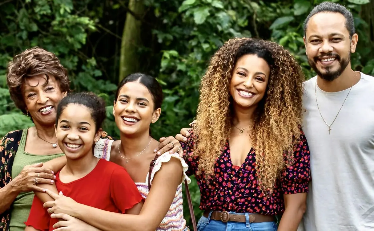 Sol (Sheron Menezes) ao lado de seus familiares em Vai na Fé