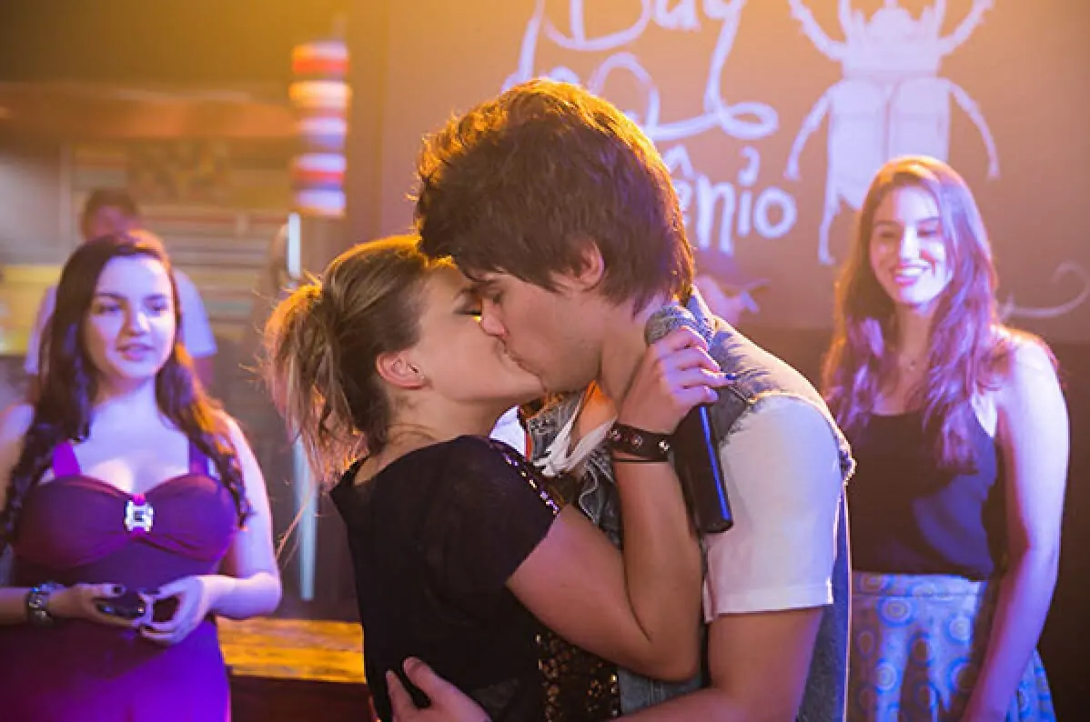Clarita (Letícia Navas) e Beto (Eric Surita) se beijam em Chiquititas