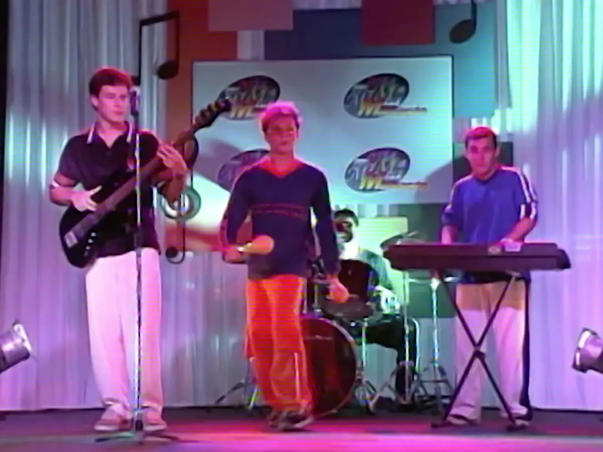 Rodrigo Faro, Bruno Gradim, Alexandre Barillari e Jonas Torres em cena de Malhação 1998