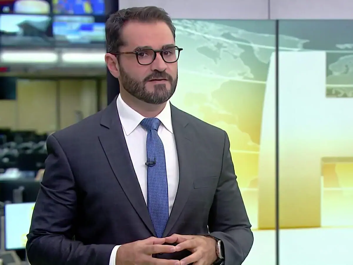 O jornalista Marcelo Cosme no comando do Jornal Hoje