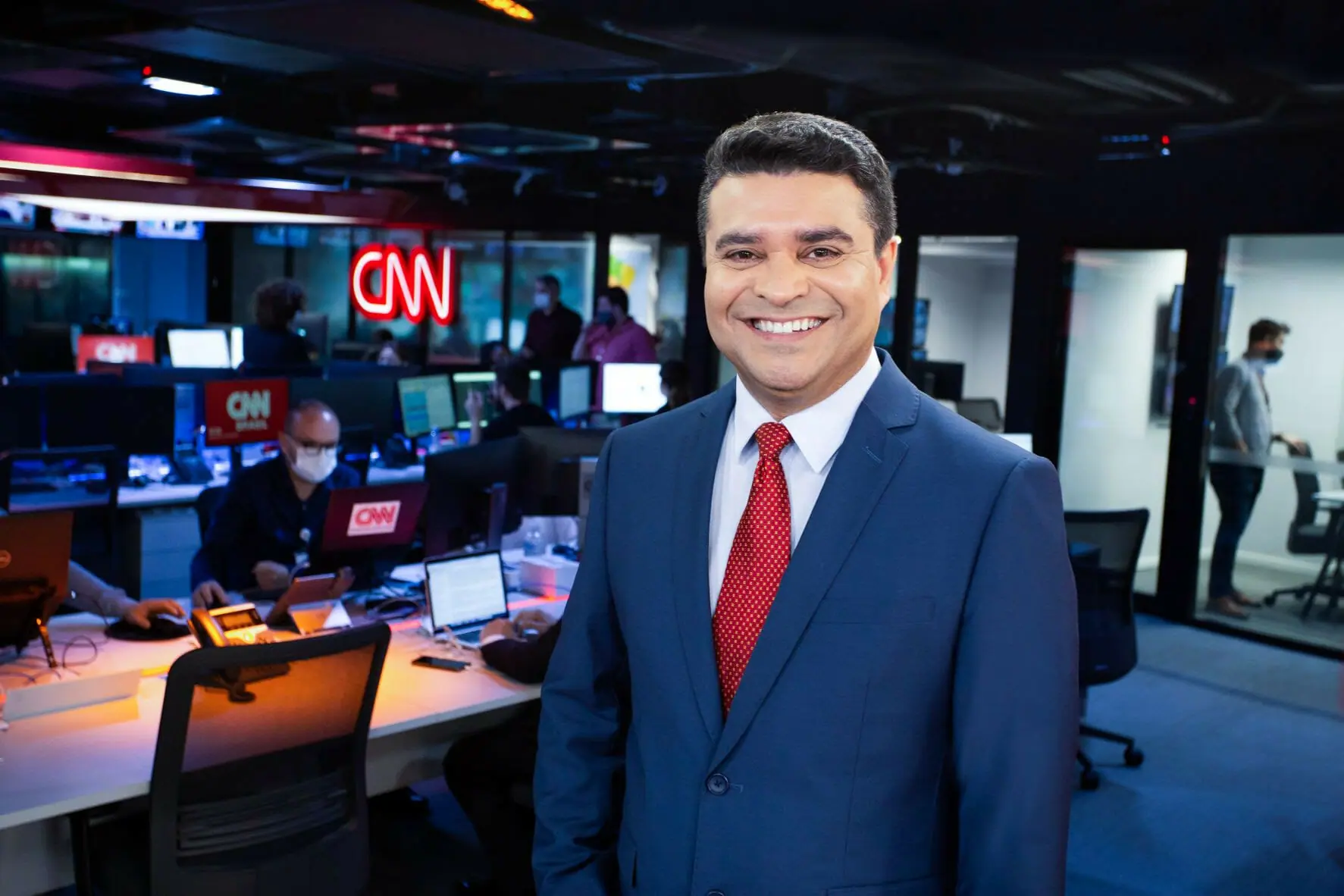 O jornalista Roberto Nonato nos estúdios da CNN Brasil em São Paulo