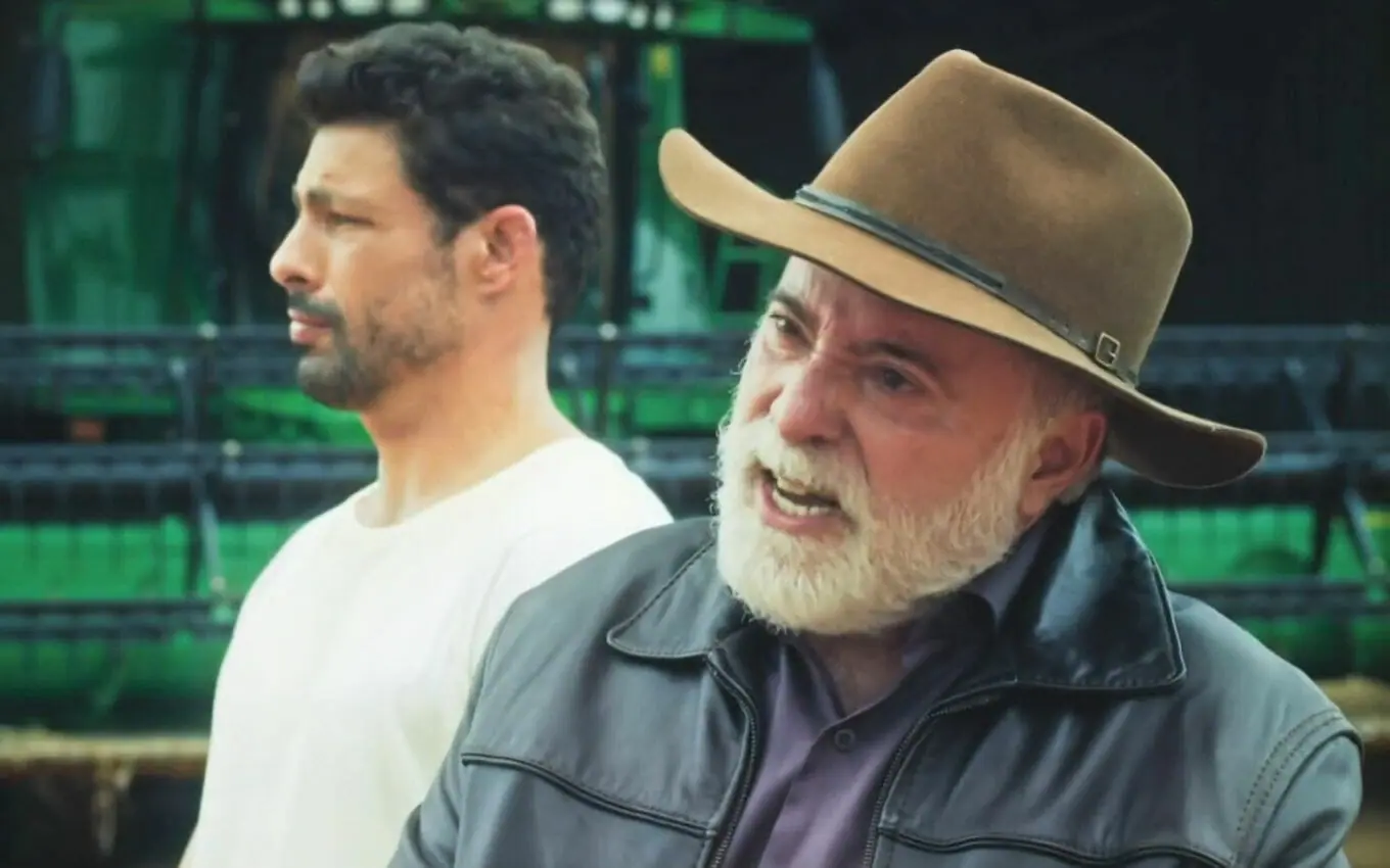 Caio (Cauã Reymond) e Antônio (Tony Ramos) em Terra e Paixão