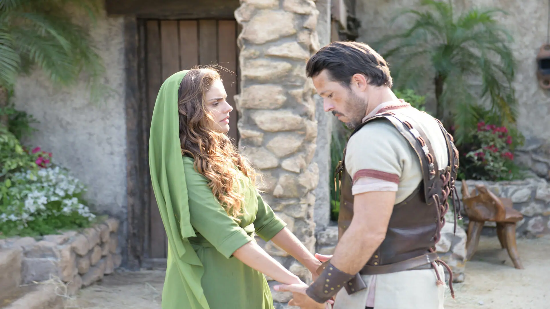Bateseba (Paloma Bernardi) e Urias (Roger Gobeth) na série Reis