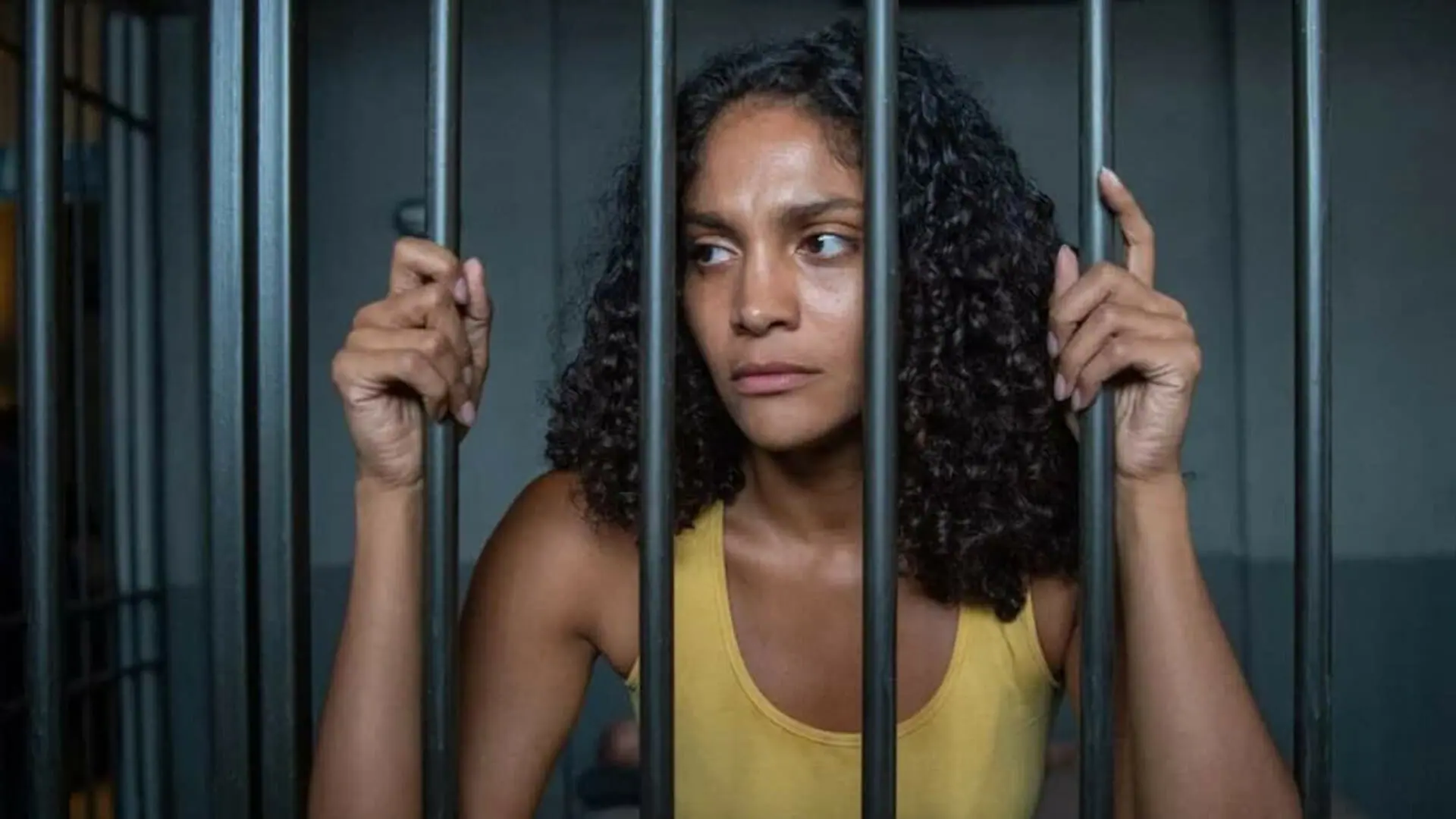 Aline (Bárbara Reis) é presa em Terra e Paixão