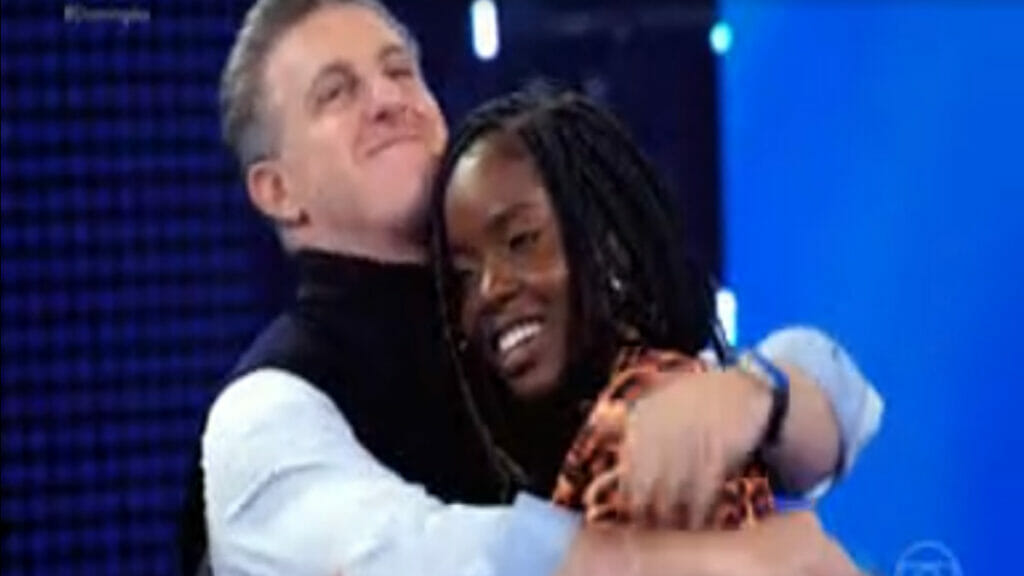 Luciano Huck e Clara Moneke no Domingão