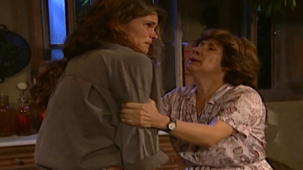 Selena (Cristiana Oliveira) e Camila (Ana Rosa) na novela Corpo Dourado