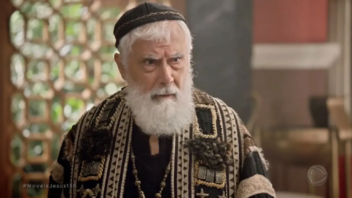 Anás (Paulo Figueiredo) em cena de Jesus