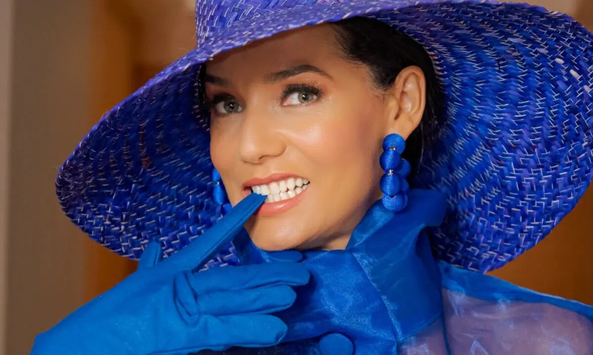 A atriz Mônica Carvalho