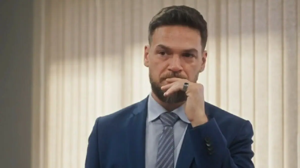 Theo (Emilio Dantas) em Vai na Fé
