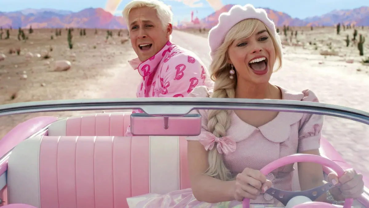 Margot como Barbie, junto do amado Ken, vivido por Ryan Gosling