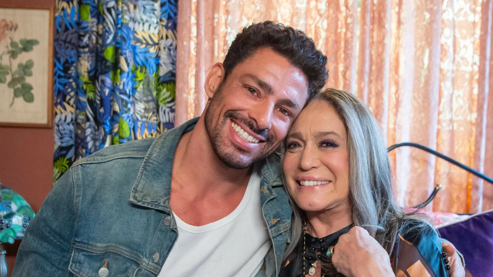Cândida (Susana Vieira) e Caio (Cauã Reymond) em Terra e Paixão