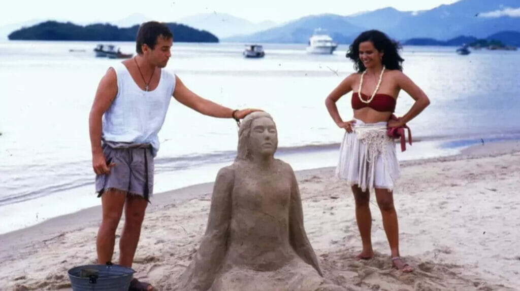 Cena de Mulheres de Areia na praia