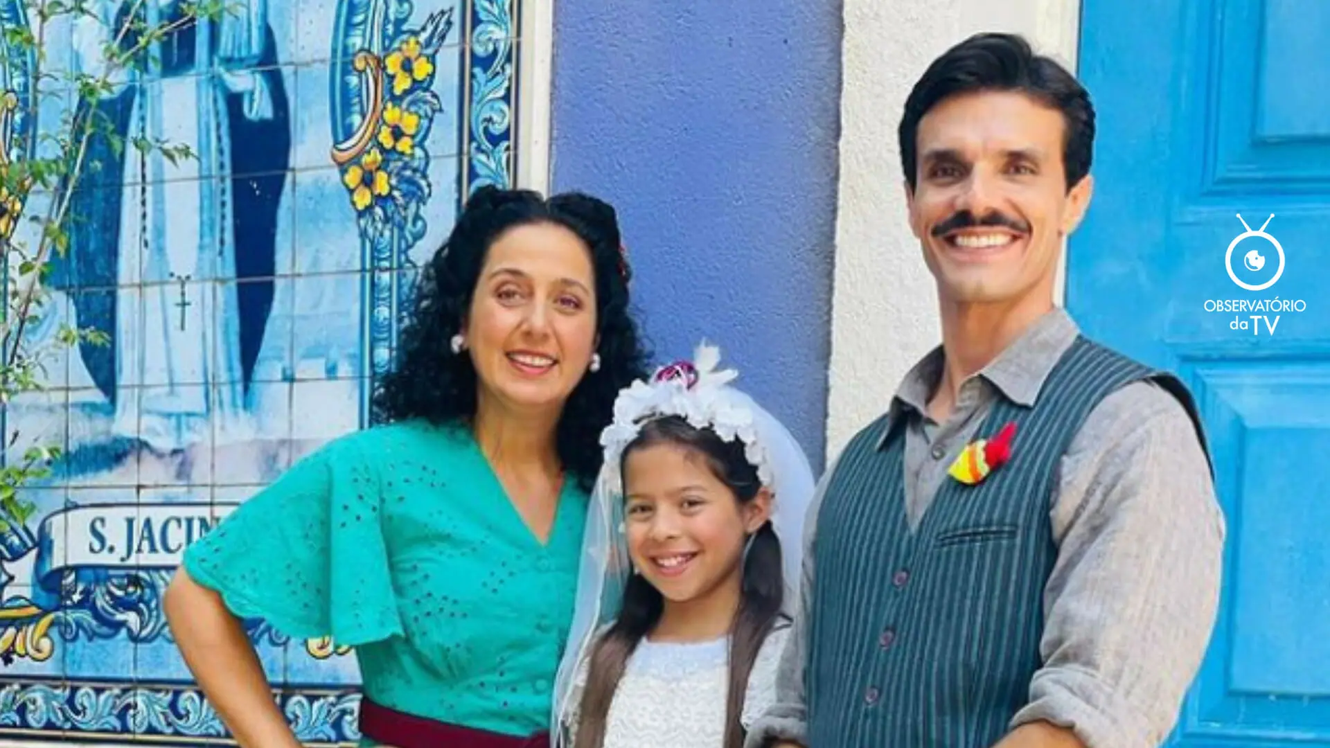 Ione (Carol Badra) com a família em Amor Perfeito
