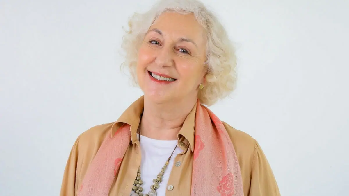 Clara (Lu Grimaldi) em A Infância de Romeu e Julieta