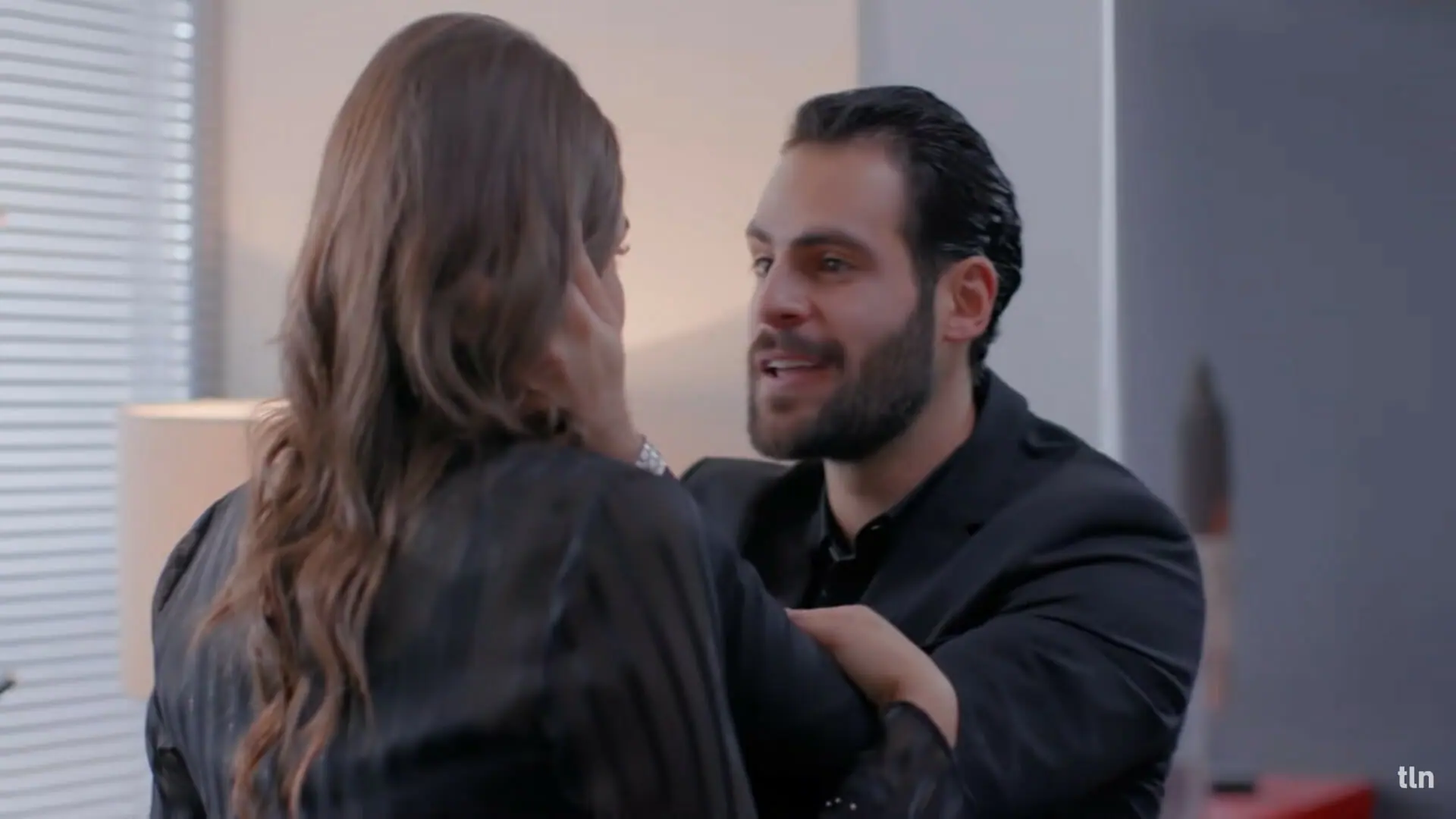 Eva (Claudia Martín) e Mateus (Cayetano Arámburo) em Amar a Morte