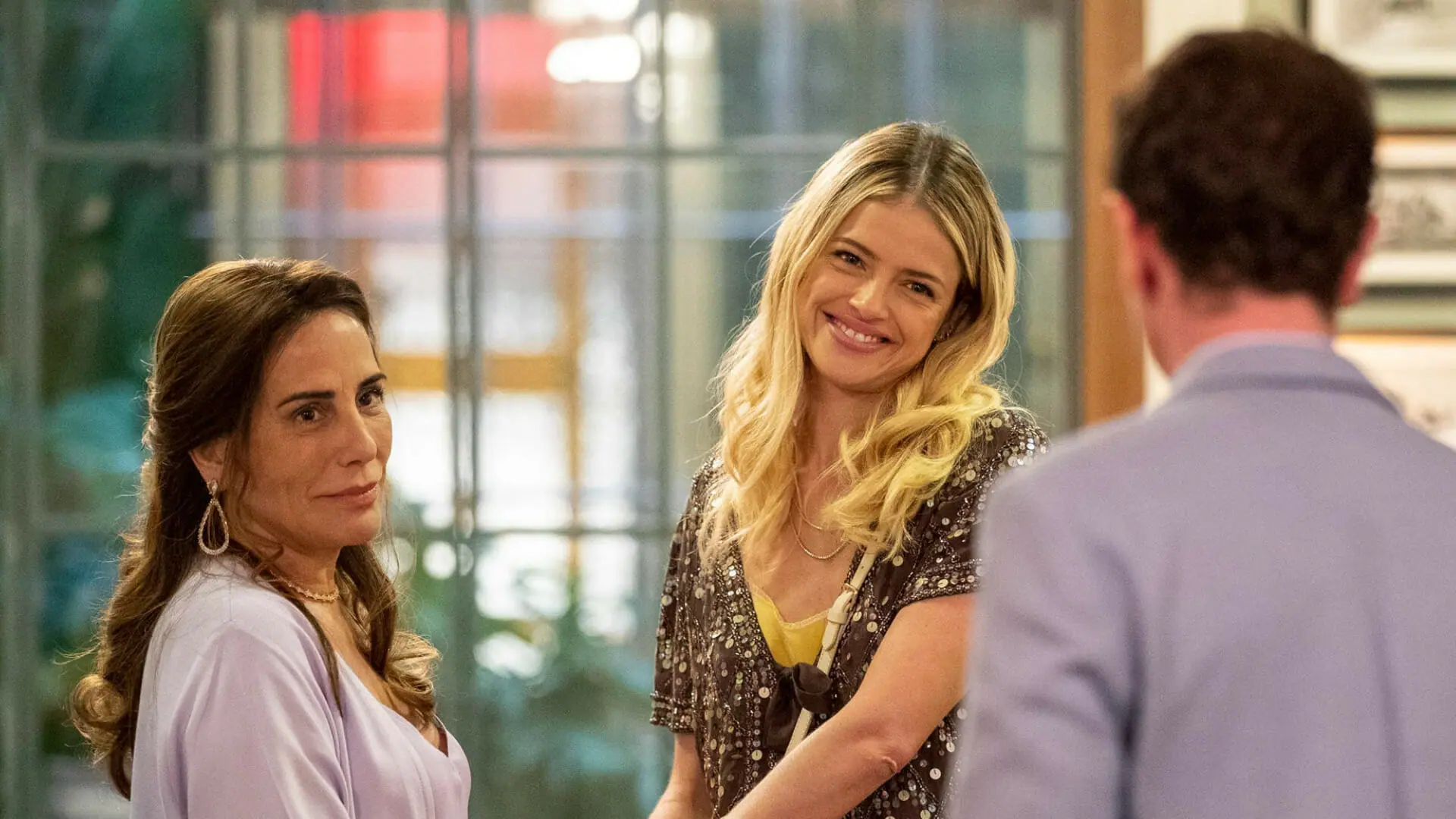 Graça (Agatha Moreira) e Irene (Gloria Pires) em Terra e Paixão