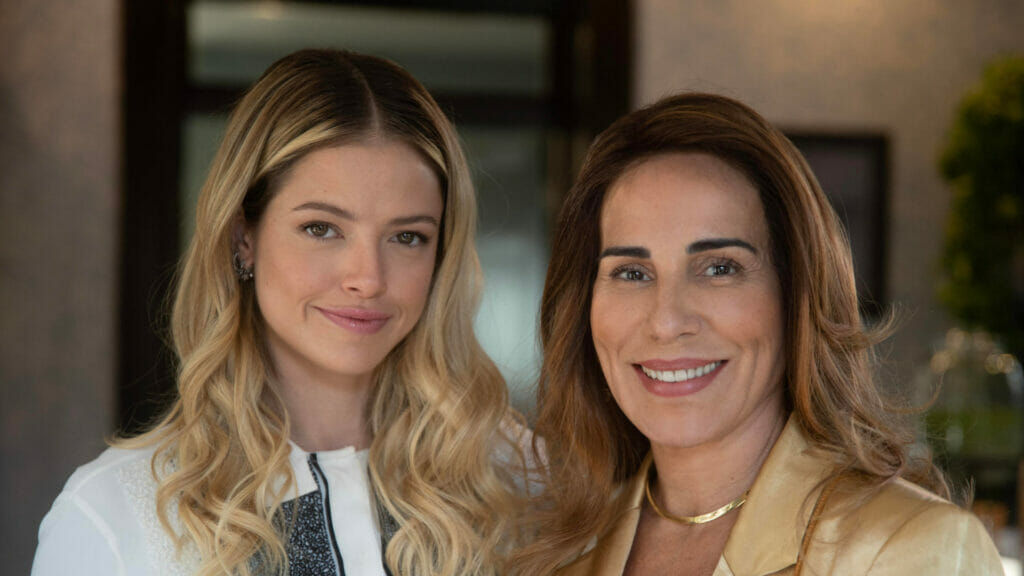 Graça (Agatha Moreira) e Irene (Gloria Pires) em Terra e Paixão