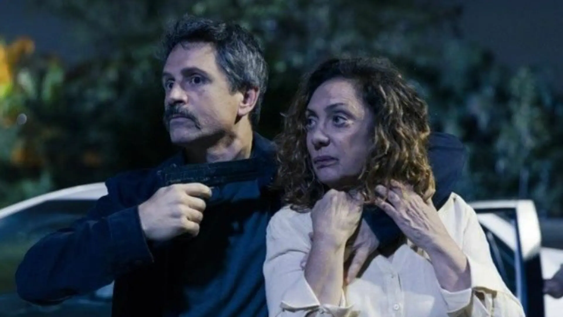 Gregório (Felipe Rocha) e Agatha (Eliane Giardini) em Terra e Paixão