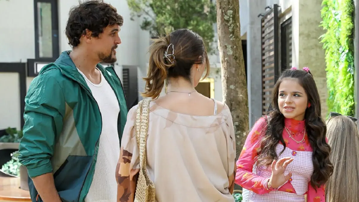 Livia (Vivi Lucas), Mauro Ferrari (Felipe Roque) e Mariana Campos (Juliana Schalch) em A Infância de Romeu e Julieta