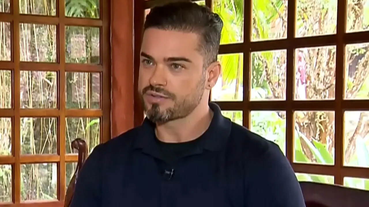 Sidney Sampaio concede entrevista no programa Domingo Espetacular da Record TV
