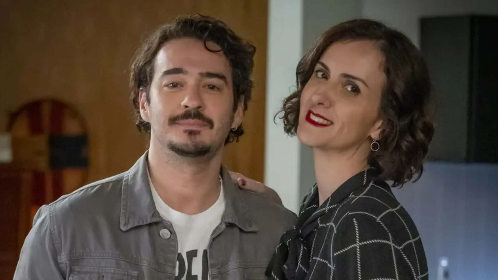 Simas (Marcos Veras) e Sabrina (Cris Wersom) em Vai na Fé