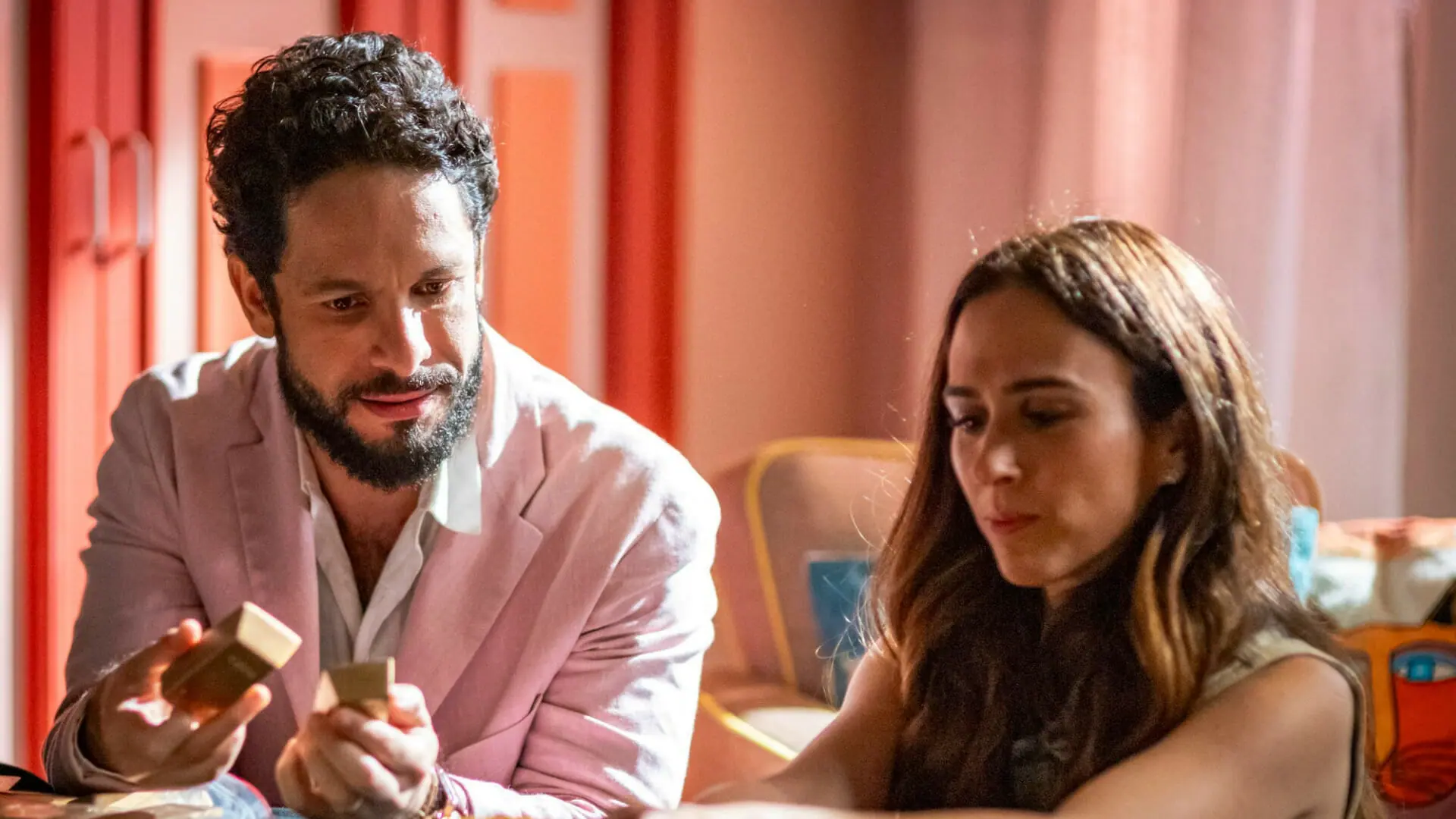 Anely (Tata Werneck) e Luigi (Rainer Cadete) em Terra e Paixão