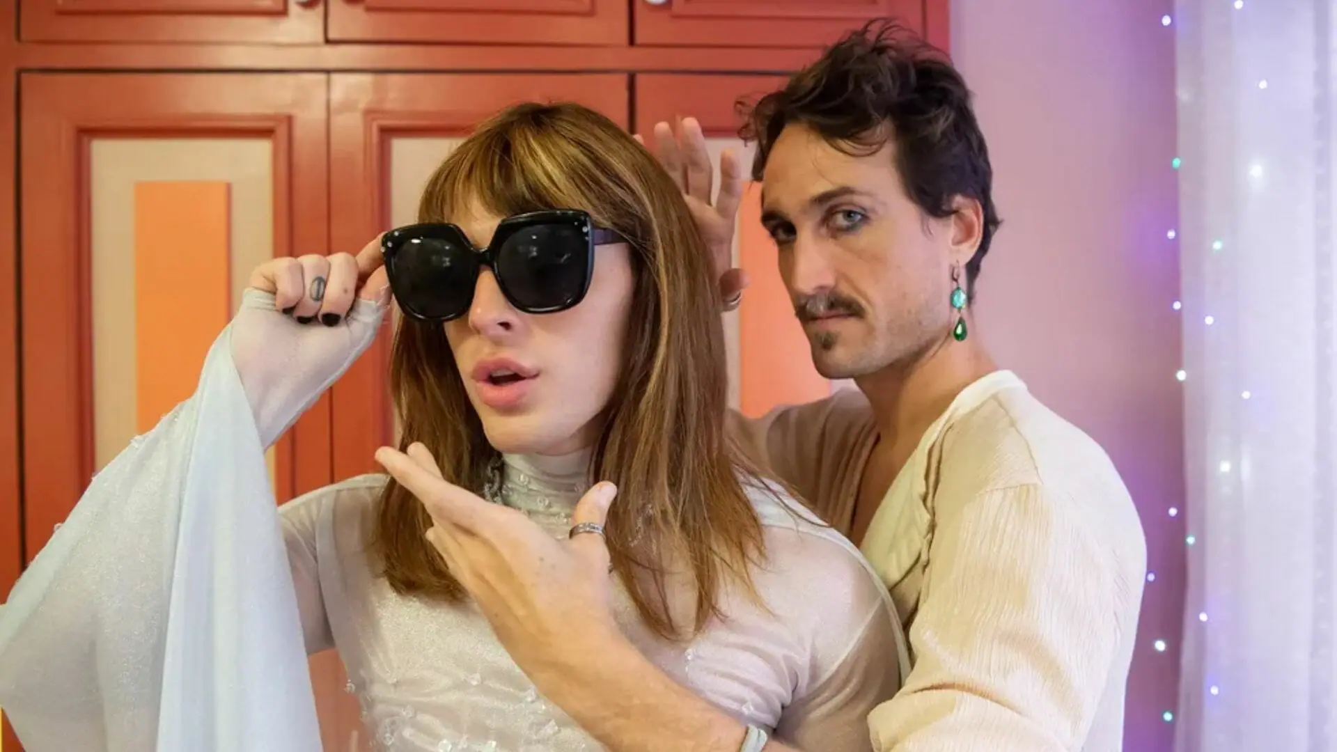 Kelvin como Iggy Pep e Cacá (Igor Angelkorte) em Terra e Paixão