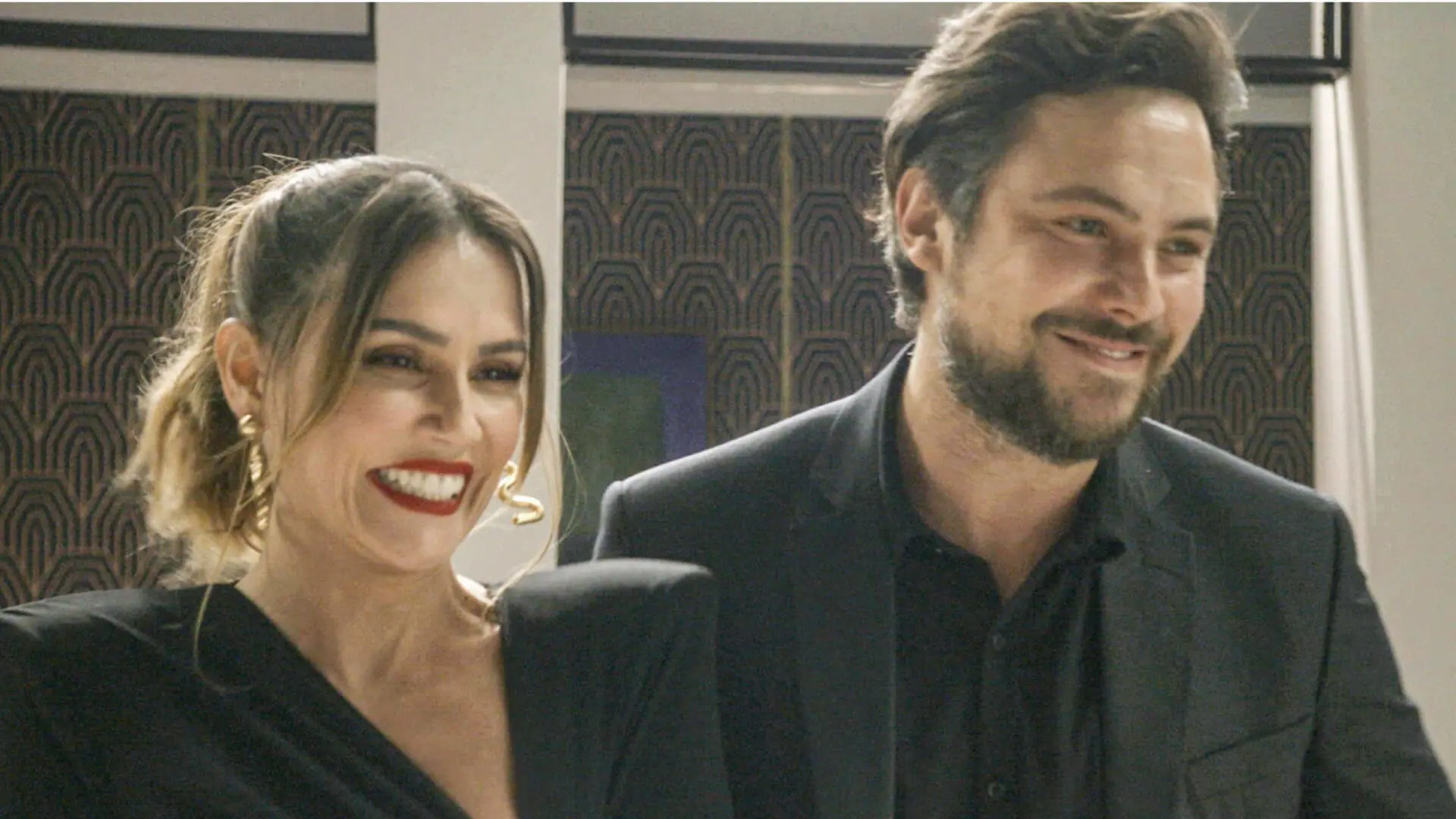 Lara (Deborah Secco) e Átila (Sergio Guizé) em Elas por Elas