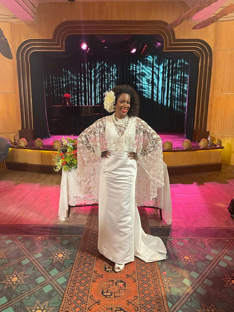 Neiva (Maria Gal) posa com vestido de noiva em Amor Perfeito
