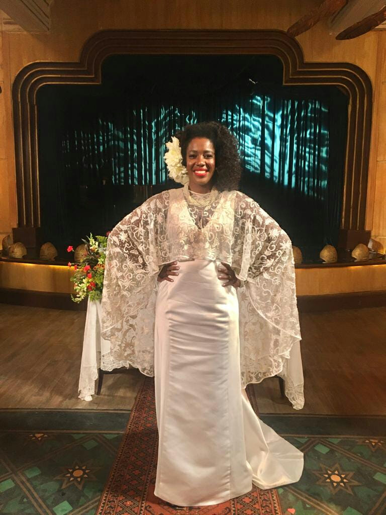Neiva (Maria Gal) posa com vestido de noiva em Amor Perfeito