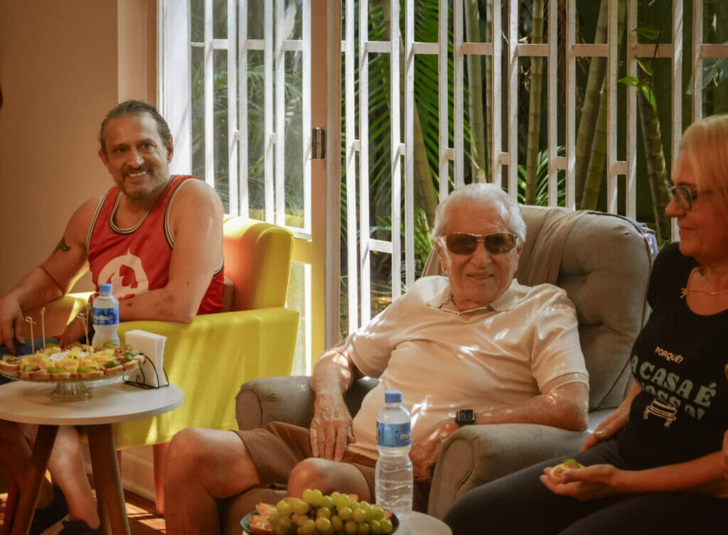 Marcelo de Nóbrega e Carlos Alberto de Nóbrega assistem ao ensaio final de Família Trapo na Casa de Cultura Manoel de Nóbrega