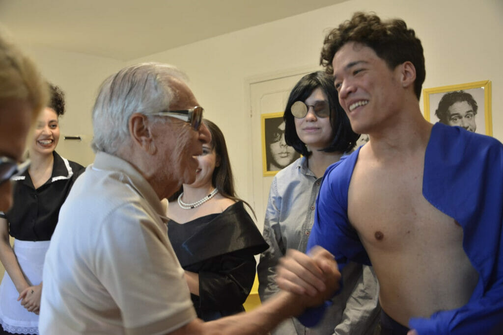 Carlos Alberto de Nóbrega cumprimenta Gustavo Ramos, intérprete de Bronco em tributo à Família Trapo no teatro