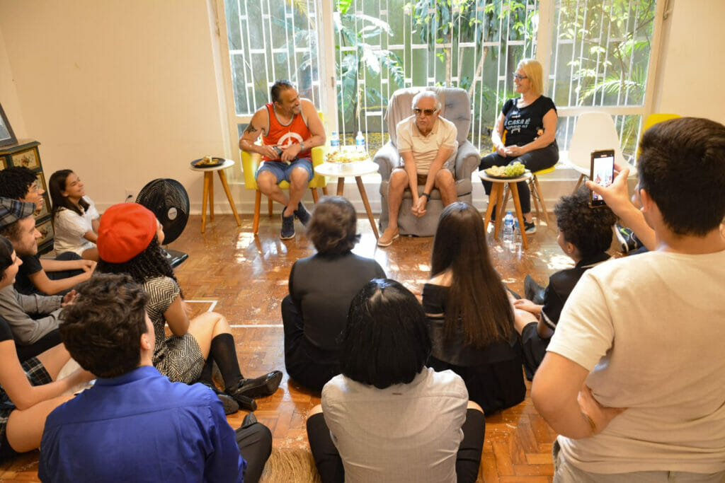 Carlos Alberto de Nóbrega conversa com elenco de tributo à Família Trapo na Casa de Cultura Manoel de Nóbrega