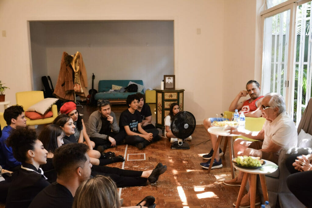 Carlos Alberto de Nóbrega conversa com elenco de tributo à Família Trapo na Casa de Cultura Manoel de Nóbrega