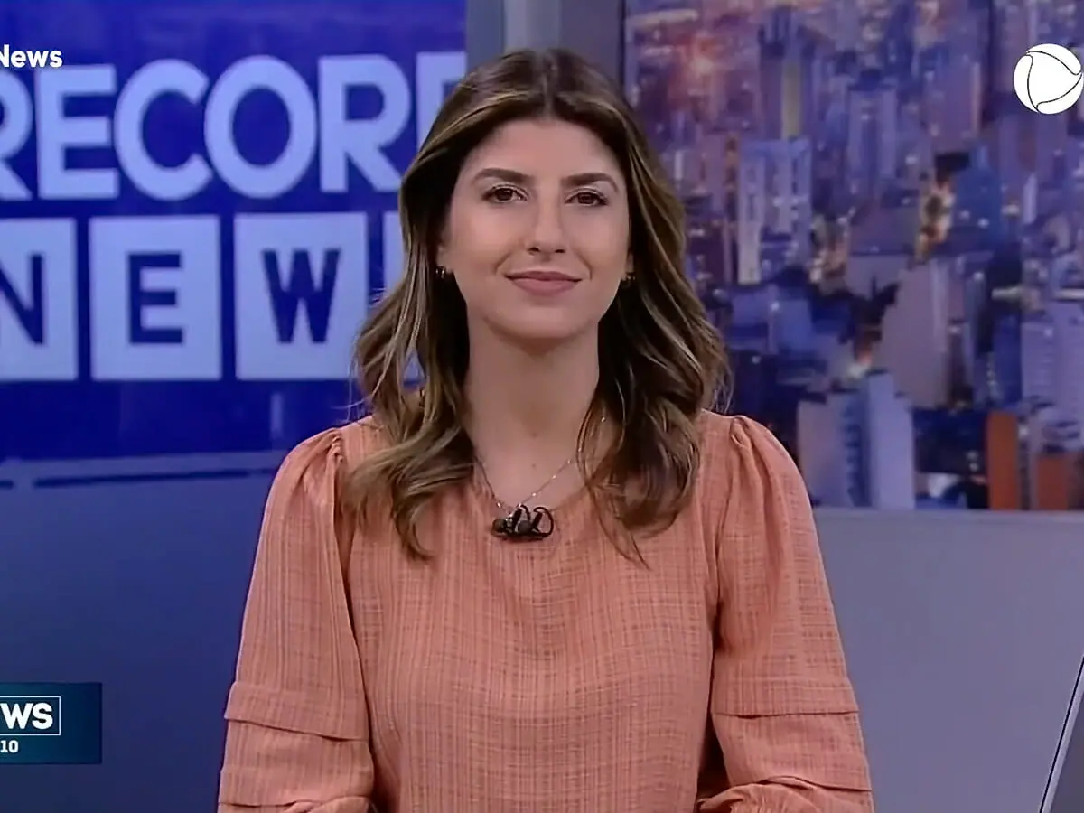 A apresentadora Nyvienn Reis na Record News