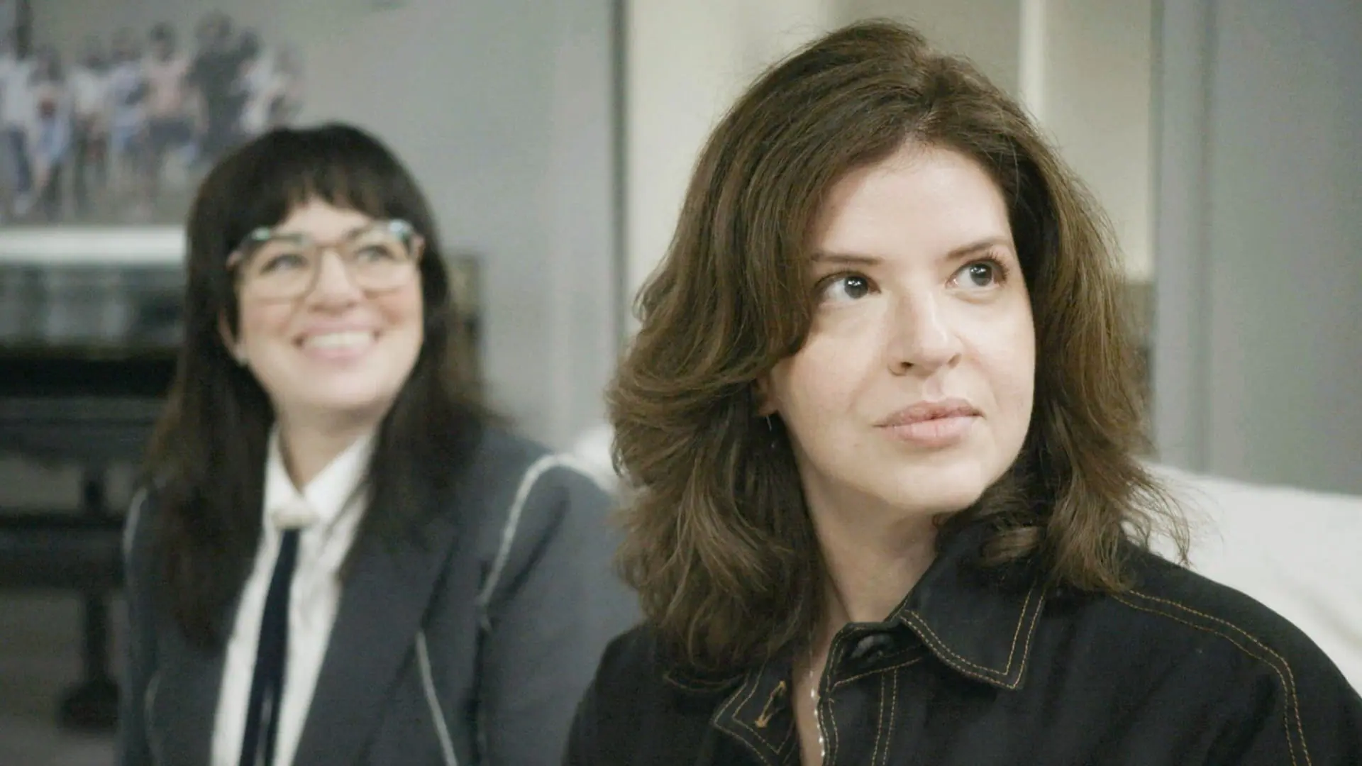 Carol (Karine Teles) e Natália (Mariana Santos) em Elas por Elas