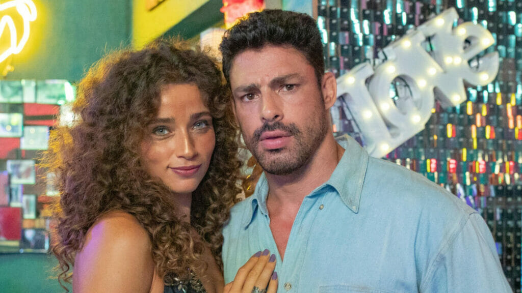 Flor (Leticia Laranja) e Caio (Cauã Reymond) em Terra e Paixão