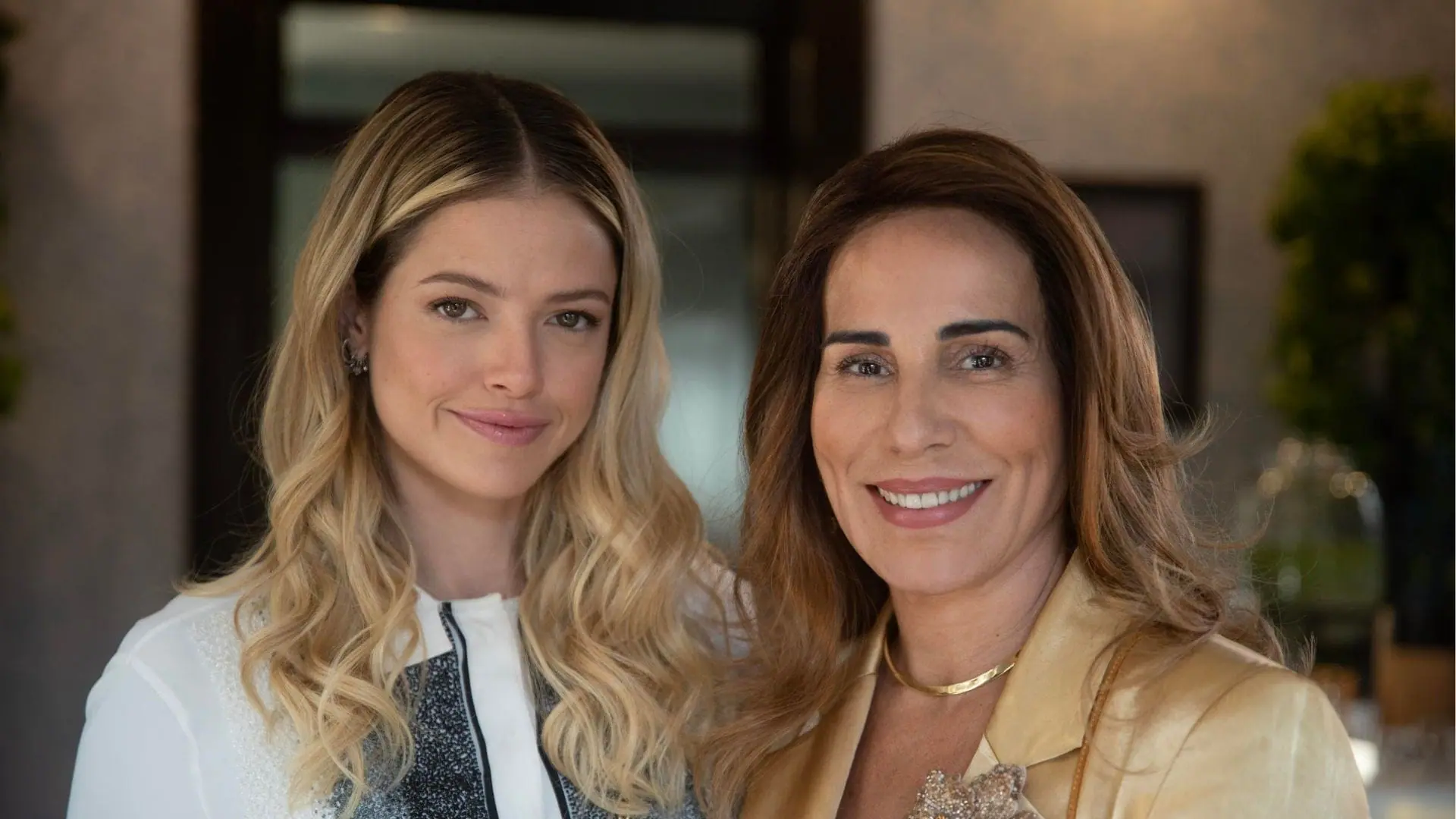 Graça (Agatha Moreira) e Irene (Gloria Pires) em Terra e Paixão