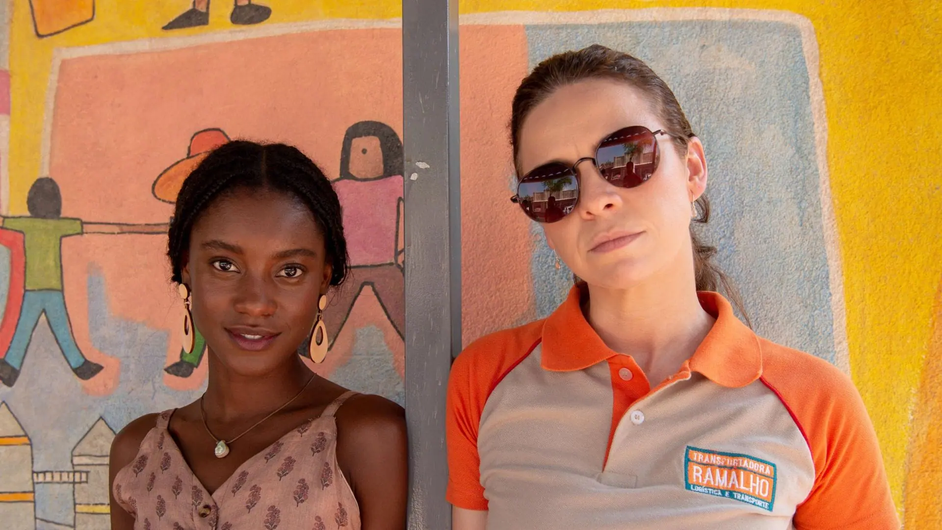 Mara (Renata Gaspar) e Menah (Camilla Damião) em Terra e Paixão