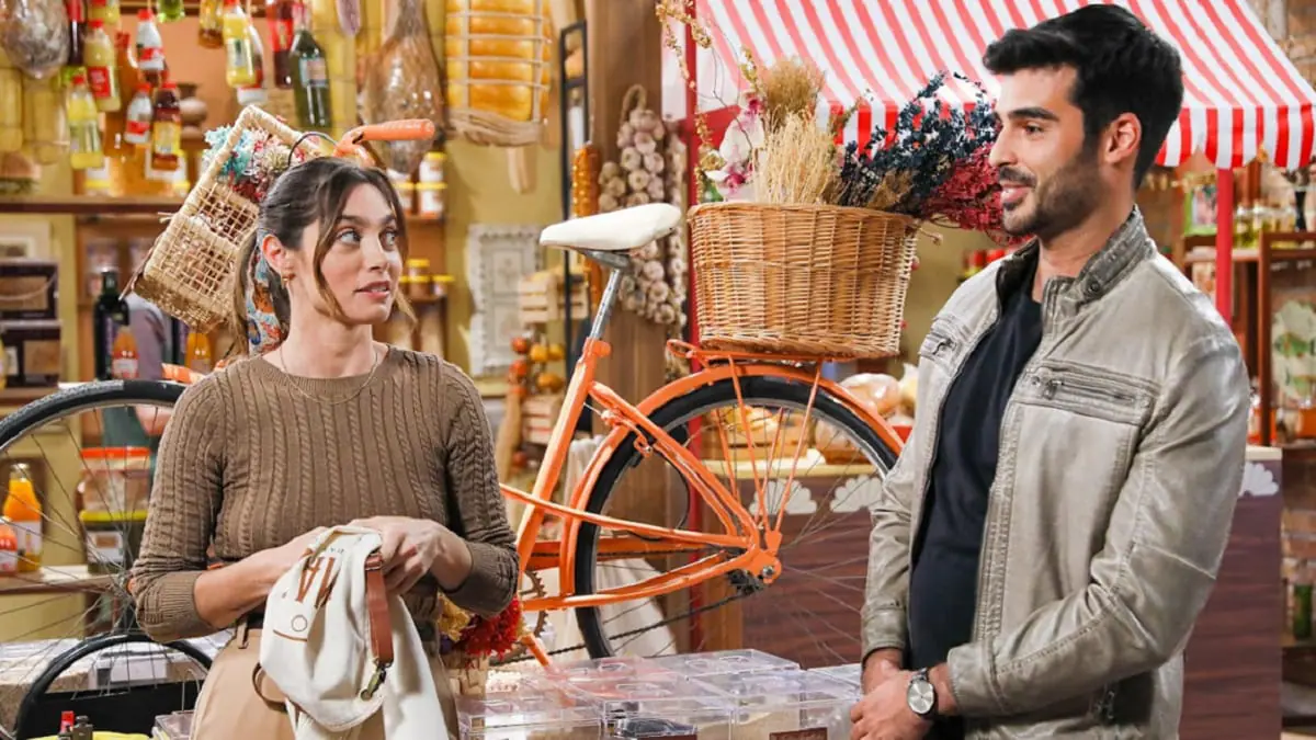 Mariana (Juliana Schalch) e Simão (Anderson Tomazini) em A Infância de Romeu e Julieta